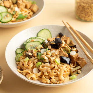 Aziatische Pindanoedels - Met aubergine, tofu en zoetzure komkommer