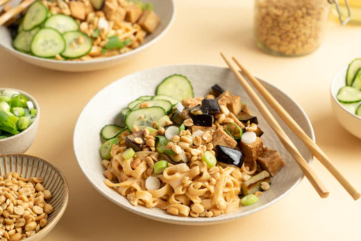 Aziatische Pindanoedels - Met aubergine, tofu en zoetzure komkommer